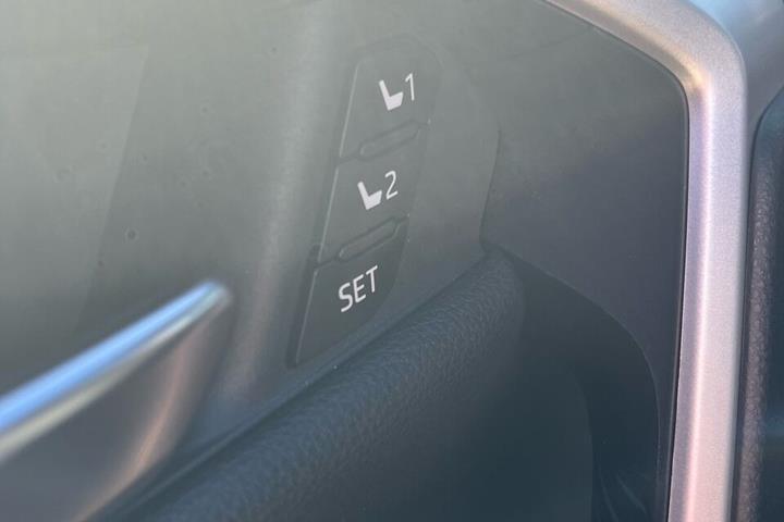 Sort Toyota RAV4 Plug-in fra 2023