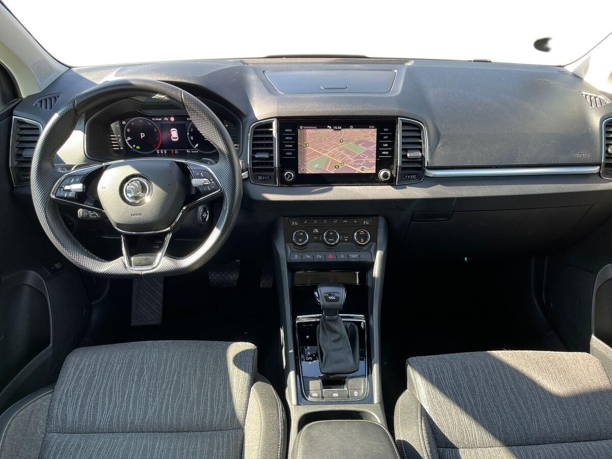 Grå Skoda Karoq fra 2022