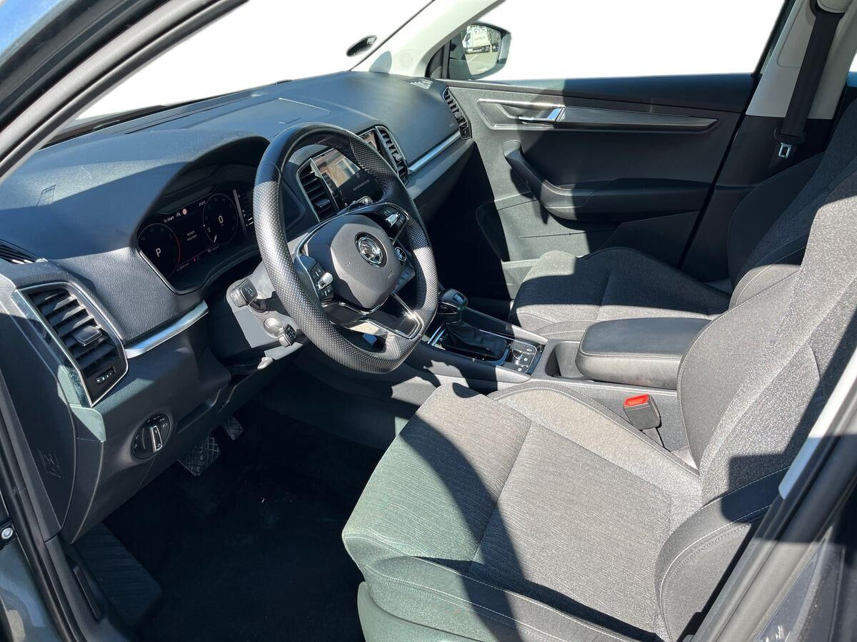 Grå Skoda Karoq fra 2022