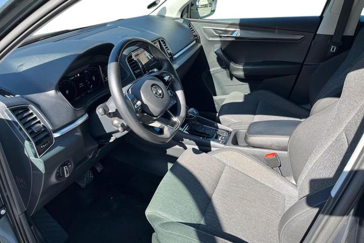 Grå Skoda Karoq fra 2022