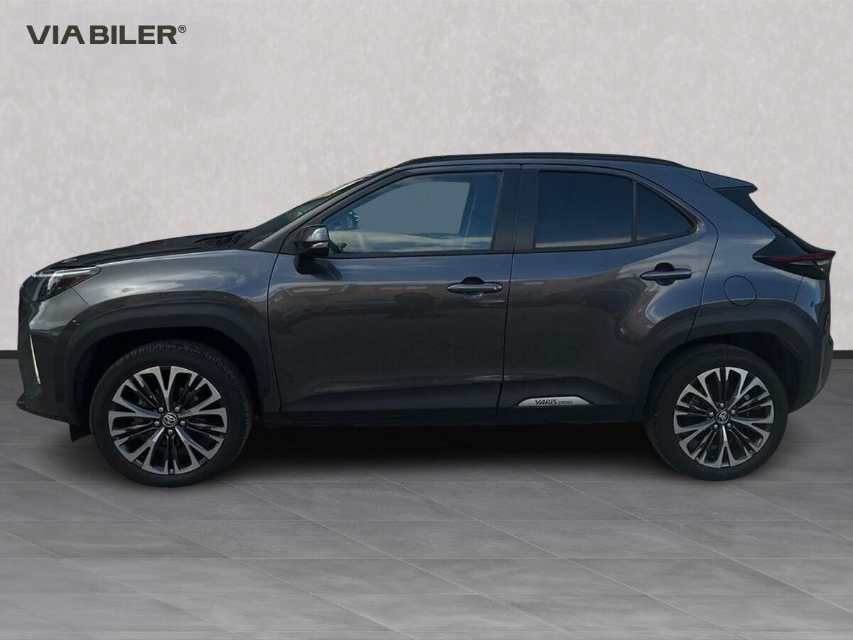 Grå Toyota Yaris Cross fra 2024