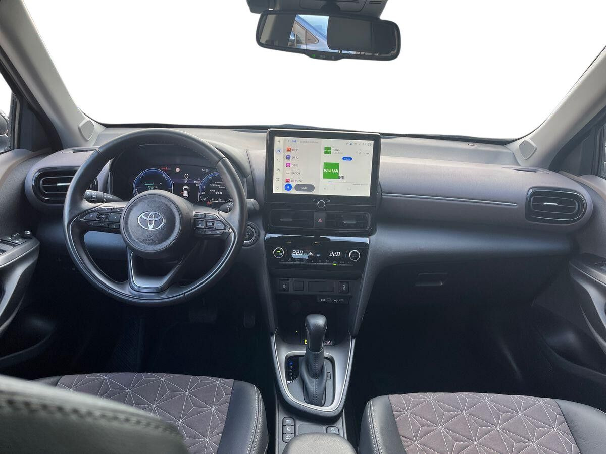 Grå Toyota Yaris Cross fra 2024