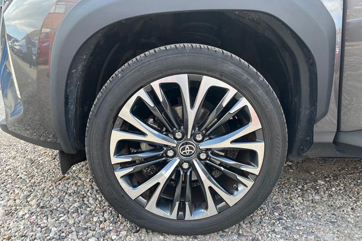 Grå Toyota Yaris Cross fra 2024