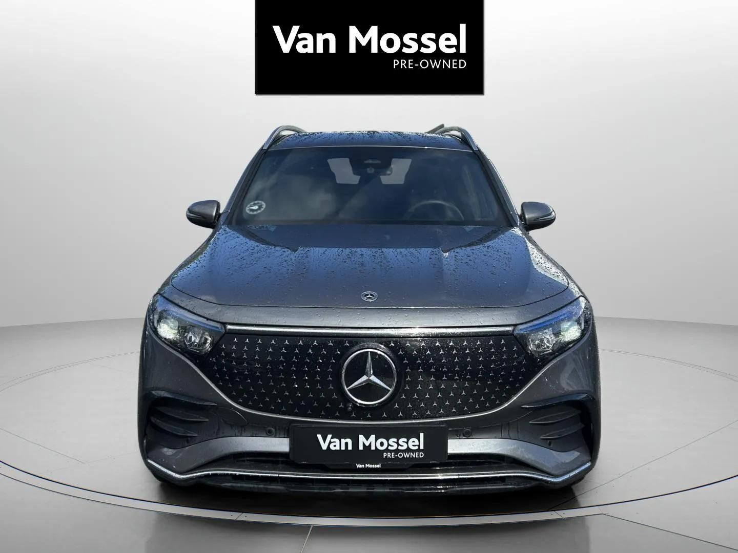 Grå Mercedes EQB 250+ fra 2025