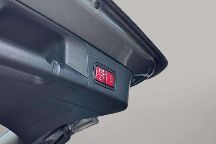 Grå Mercedes EQB 250+ fra 2025