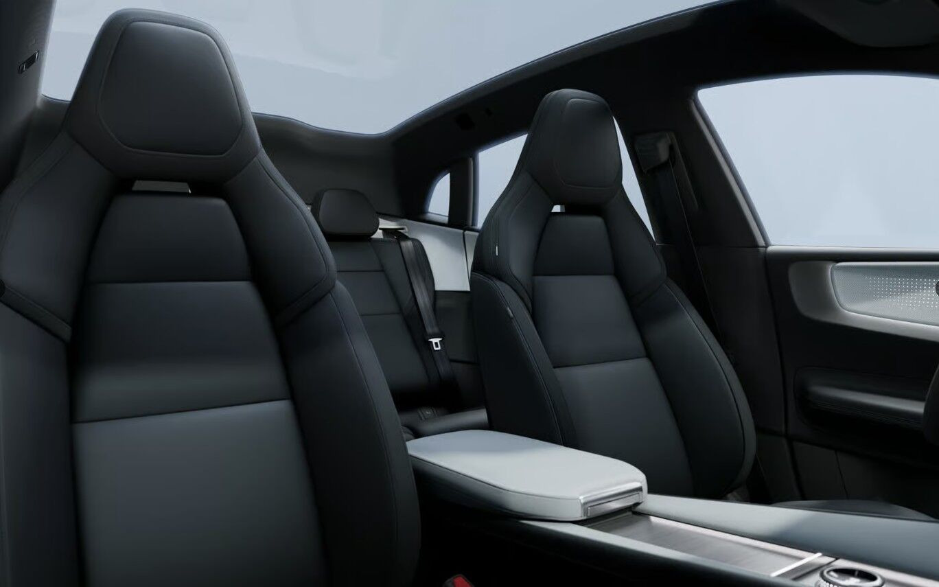 Sort Polestar 4 fra 2026