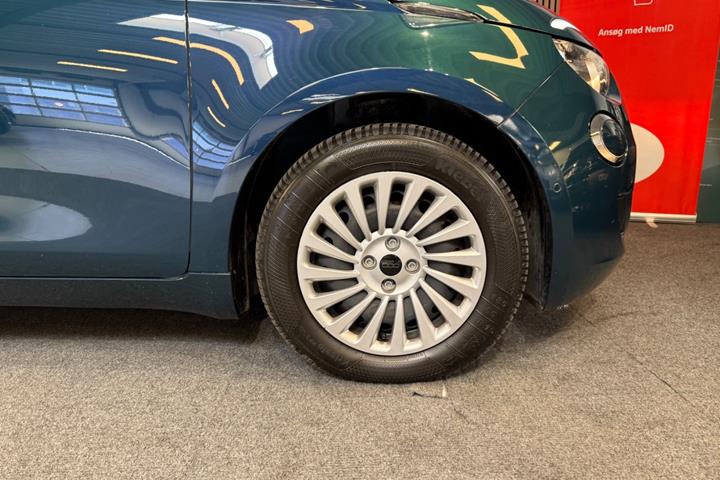 Blå Fiat 500e fra 2024