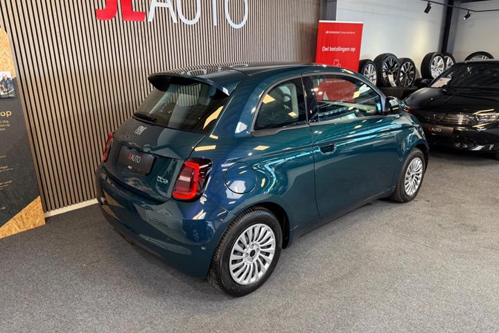Blå Fiat 500e fra 2024