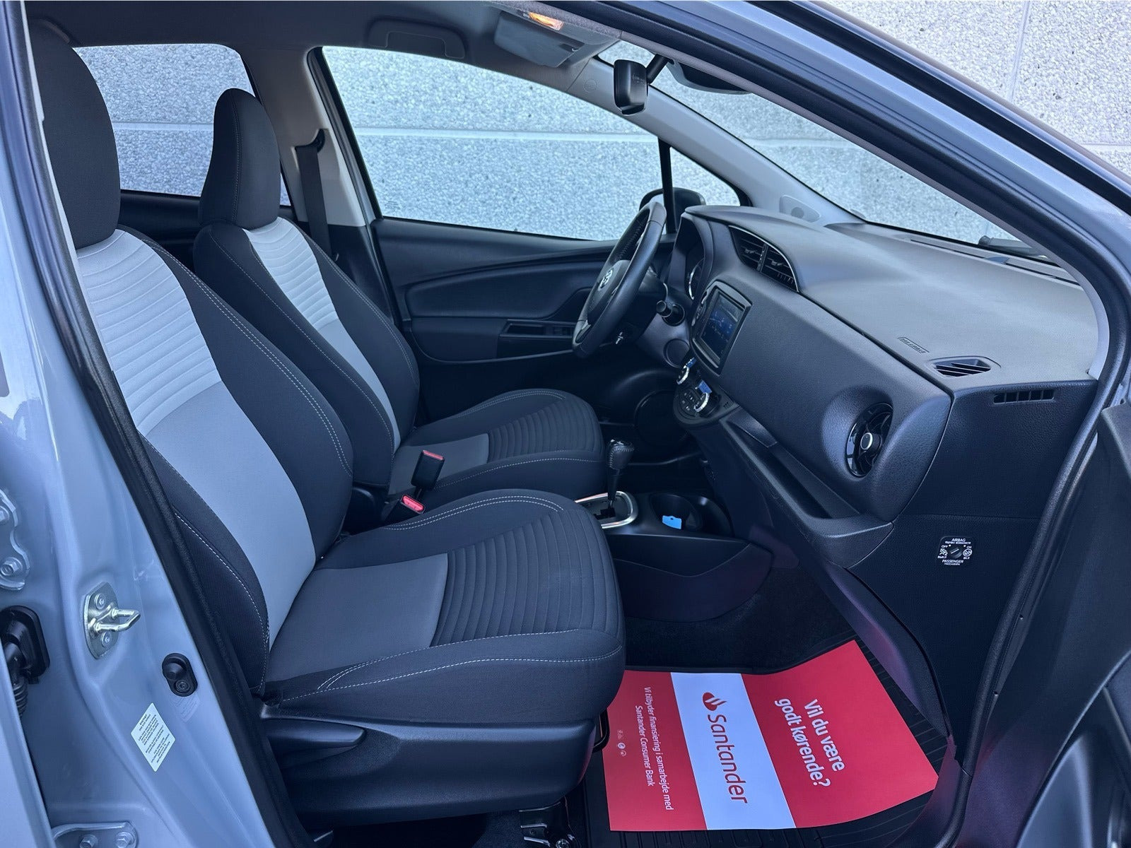 Sort Toyota Yaris fra 2020