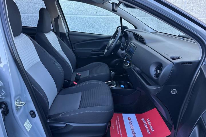 Sort Toyota Yaris fra 2020
