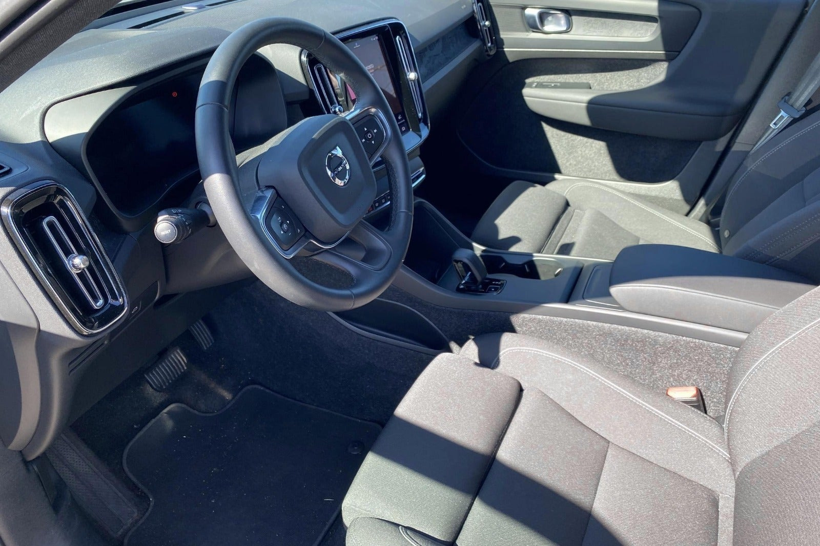 Sølv Volvo EX40 fra 2025