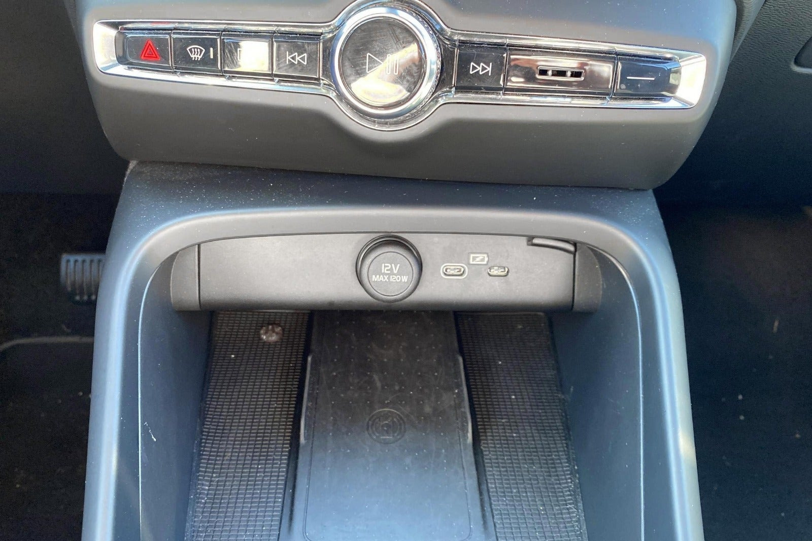Sølv Volvo EX40 fra 2025
