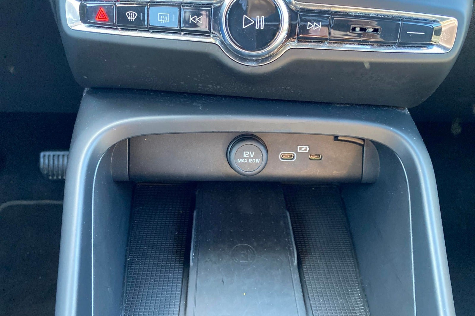 Sort Volvo EX40 fra 2025