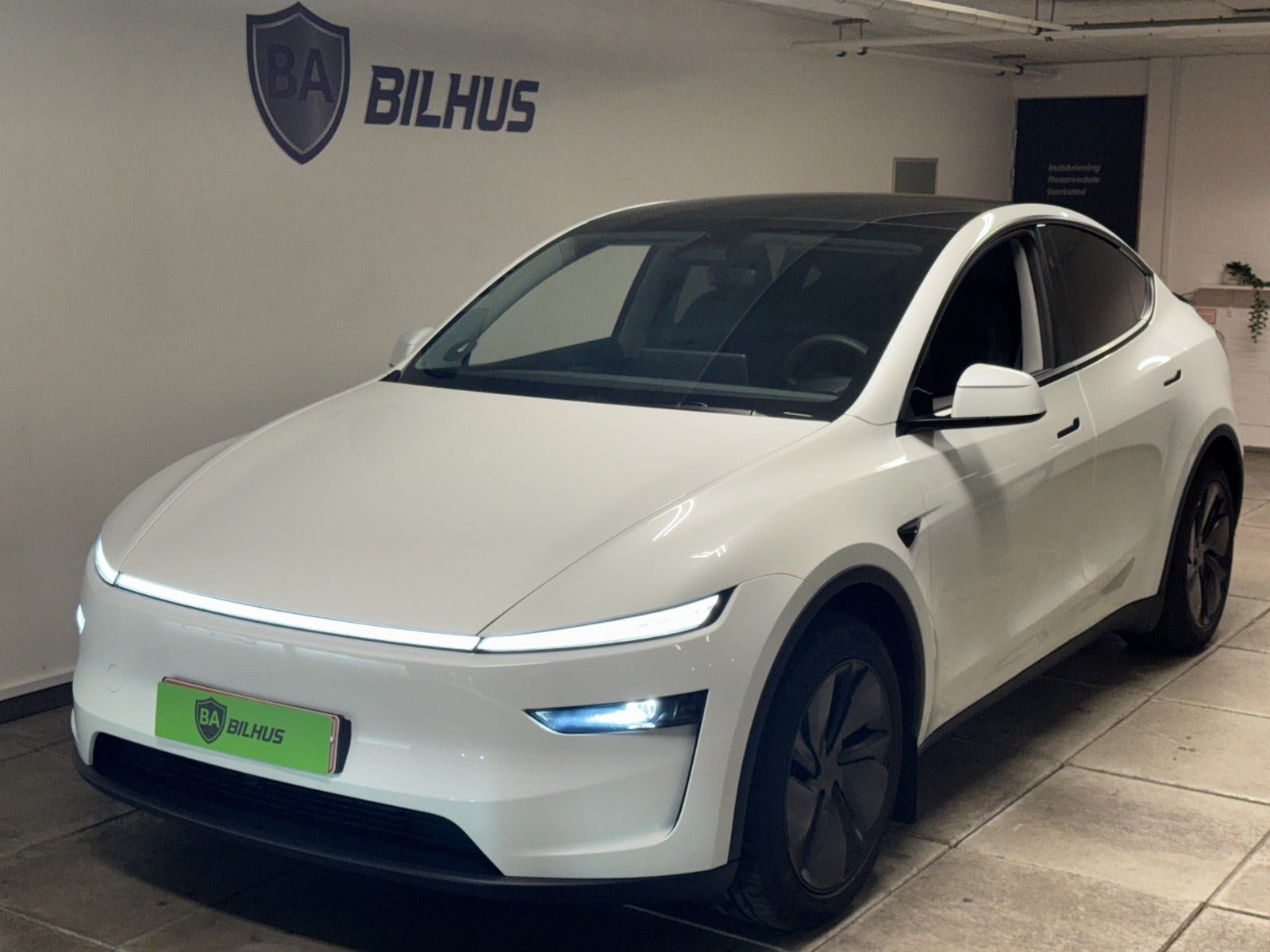 Hvid Tesla Model Y fra 2025