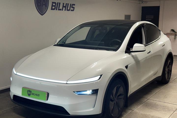 Hvid Tesla Model Y fra 2025