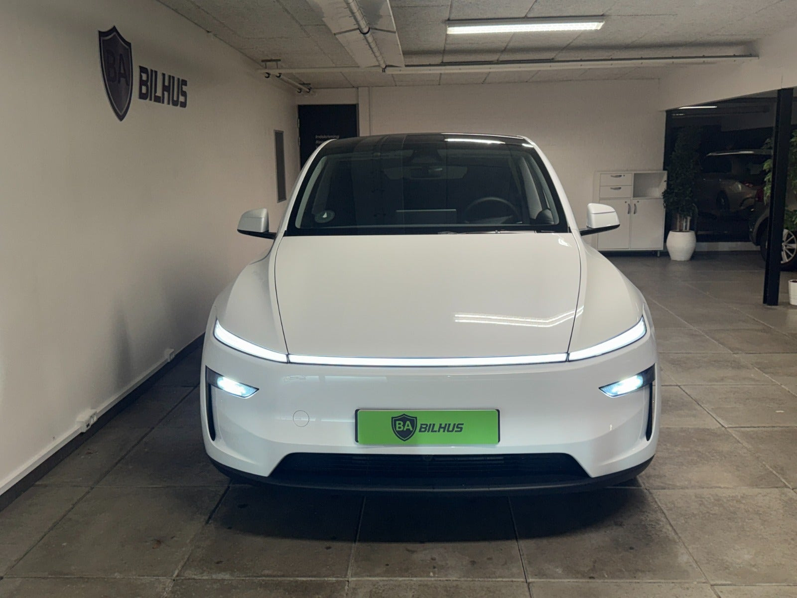 Hvid Tesla Model Y fra 2025