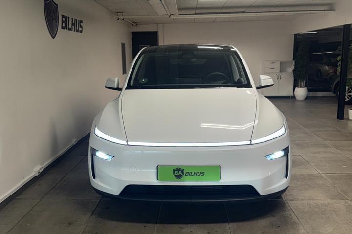 Hvid Tesla Model Y fra 2025