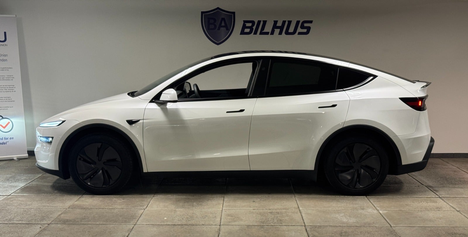 Hvid Tesla Model Y fra 2025