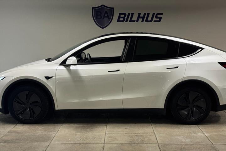 Hvid Tesla Model Y fra 2025