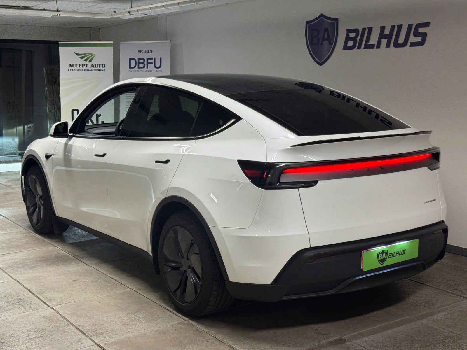 Hvid Tesla Model Y fra 2025