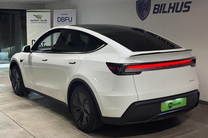 Hvid Tesla Model Y fra 2025