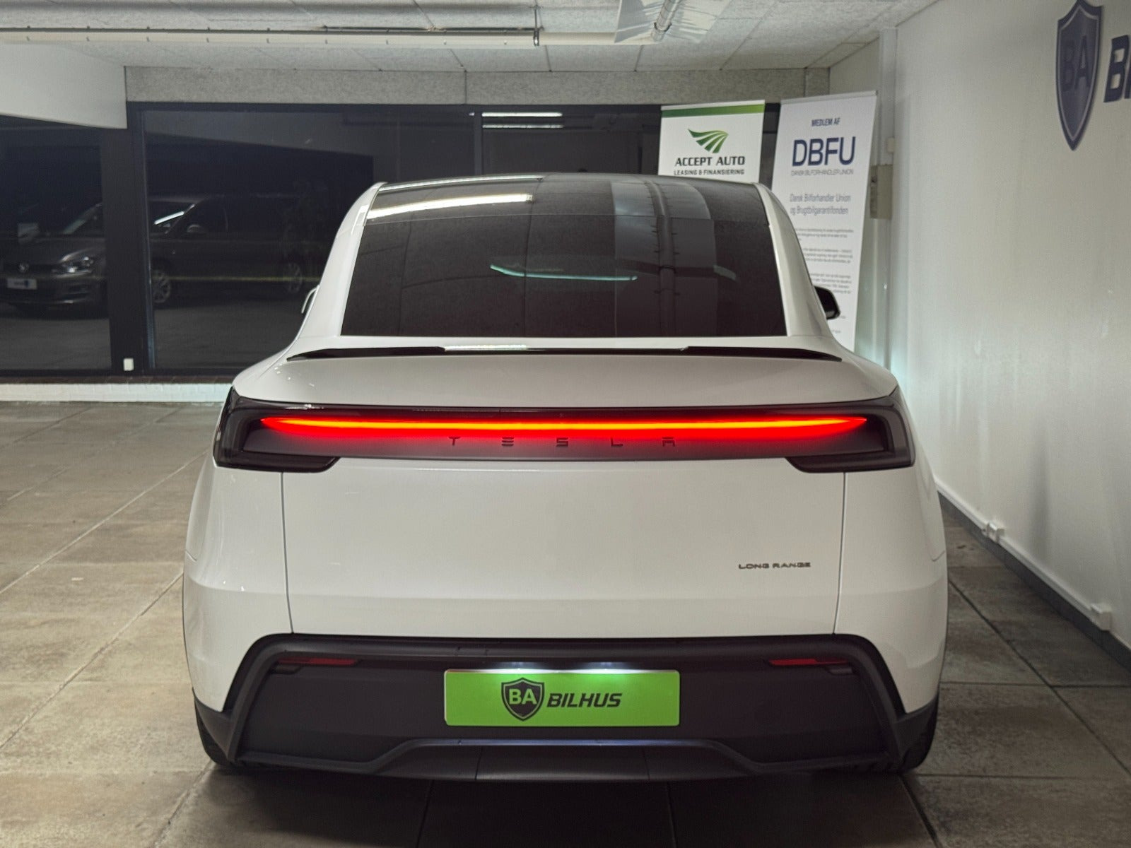 Hvid Tesla Model Y fra 2025