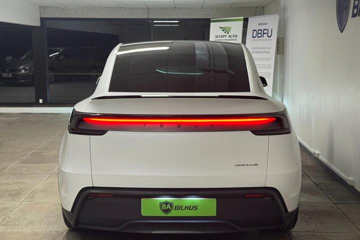 Hvid Tesla Model Y fra 2025