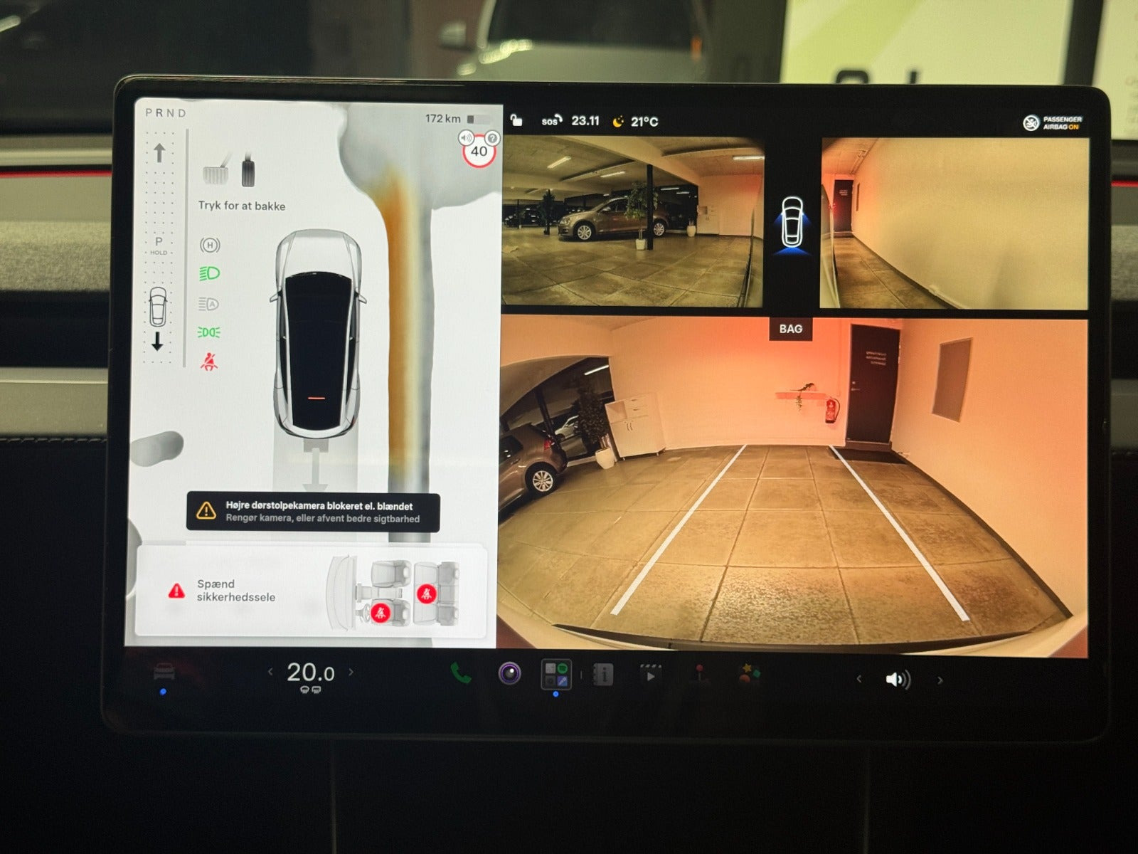 Hvid Tesla Model Y fra 2025