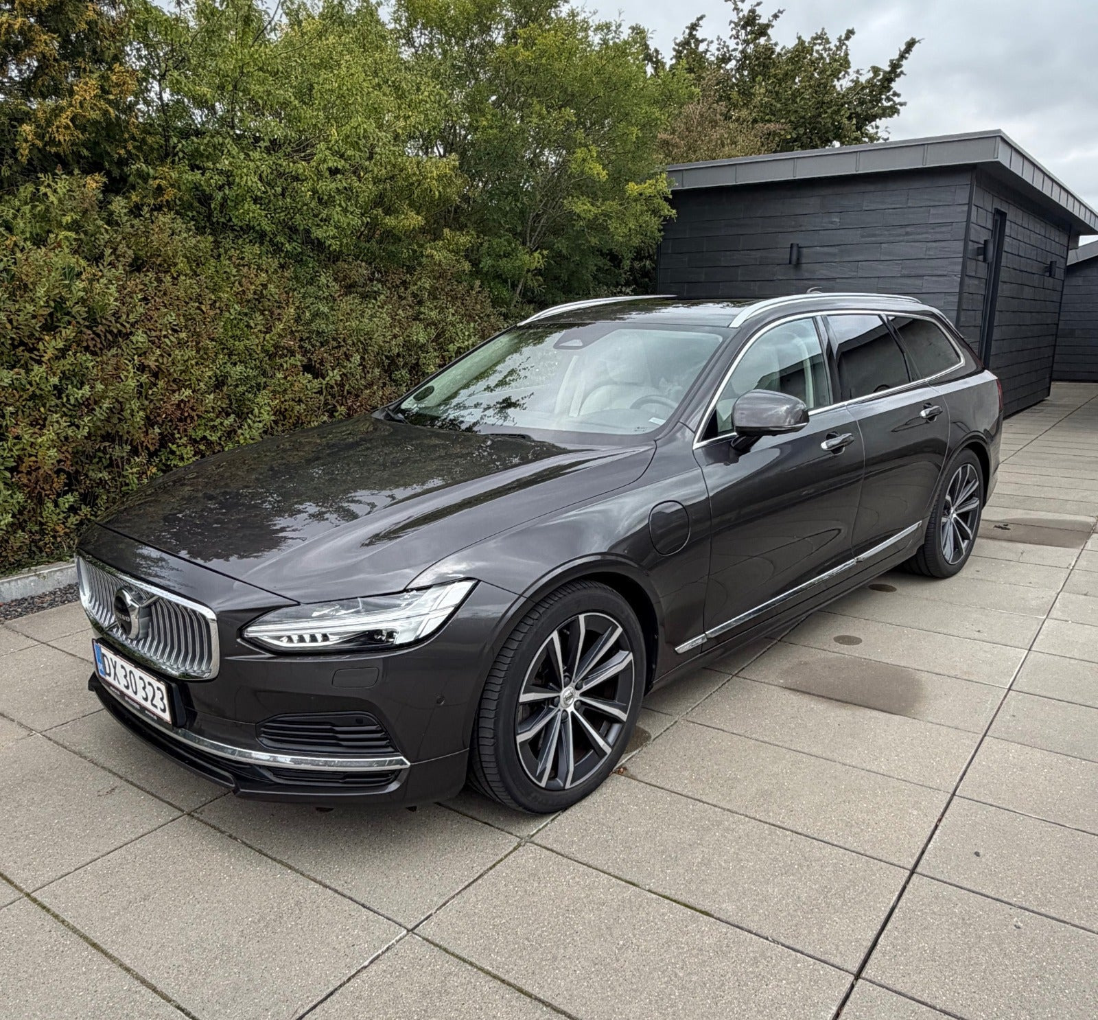 Grå Volvo V90 fra 2022