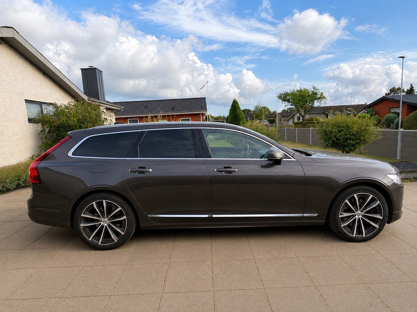 Grå Volvo V90 fra 2022