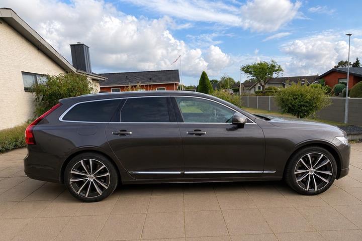 Grå Volvo V90 fra 2022