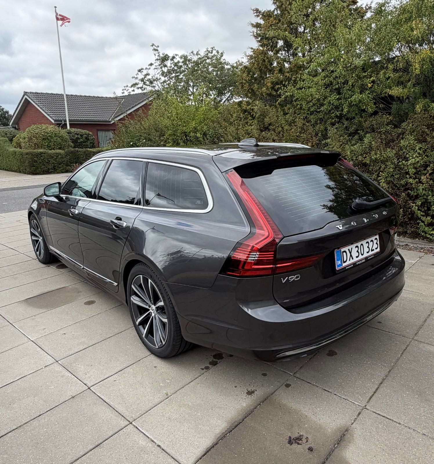 Grå Volvo V90 fra 2022