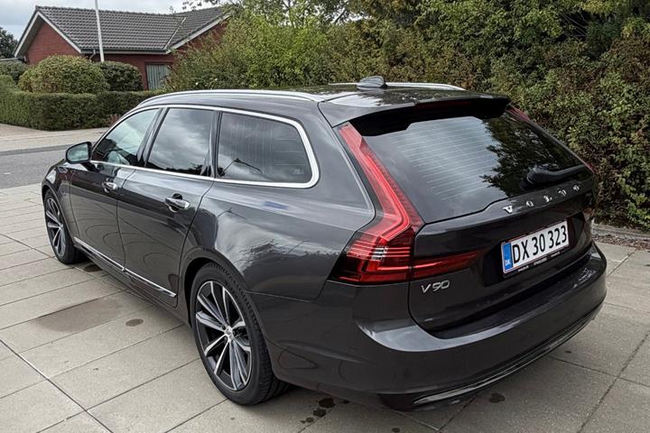 Grå Volvo V90 fra 2022