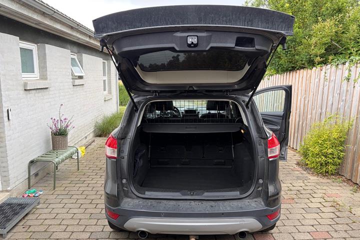 Grå Ford Kuga fra 2016