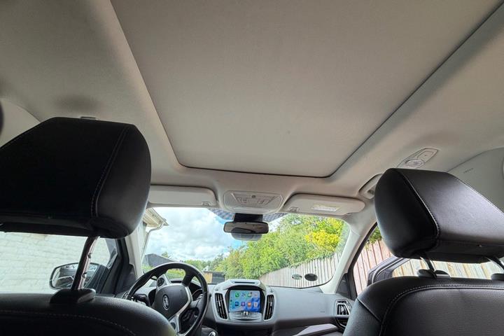 Grå Ford Kuga fra 2016