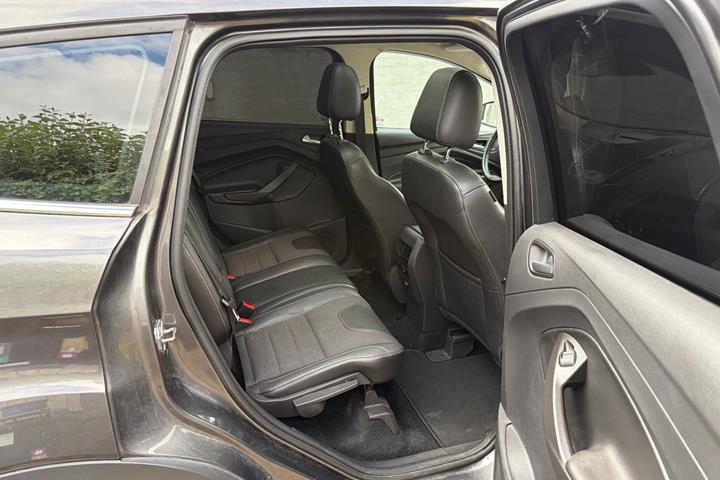 Grå Ford Kuga fra 2016