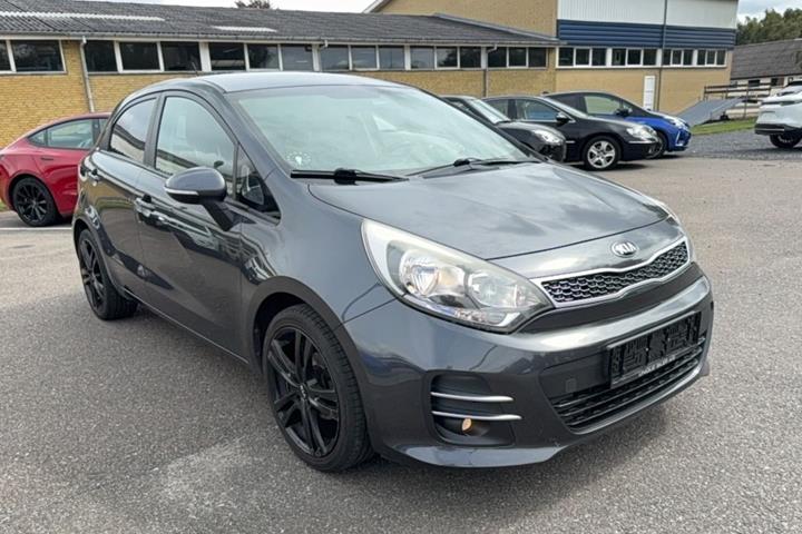 Grå Kia Rio fra 2015 set udefra
