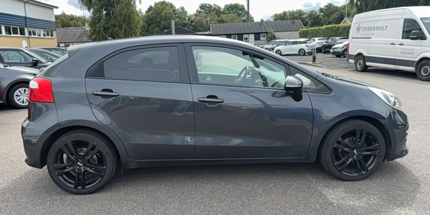Grå Kia Rio fra 2015