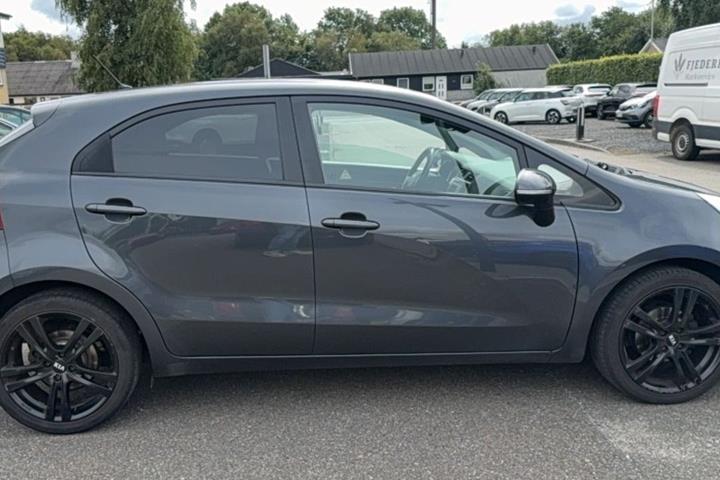 Grå Kia Rio fra 2015