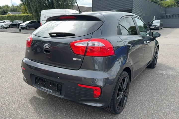 Grå Kia Rio fra 2015
