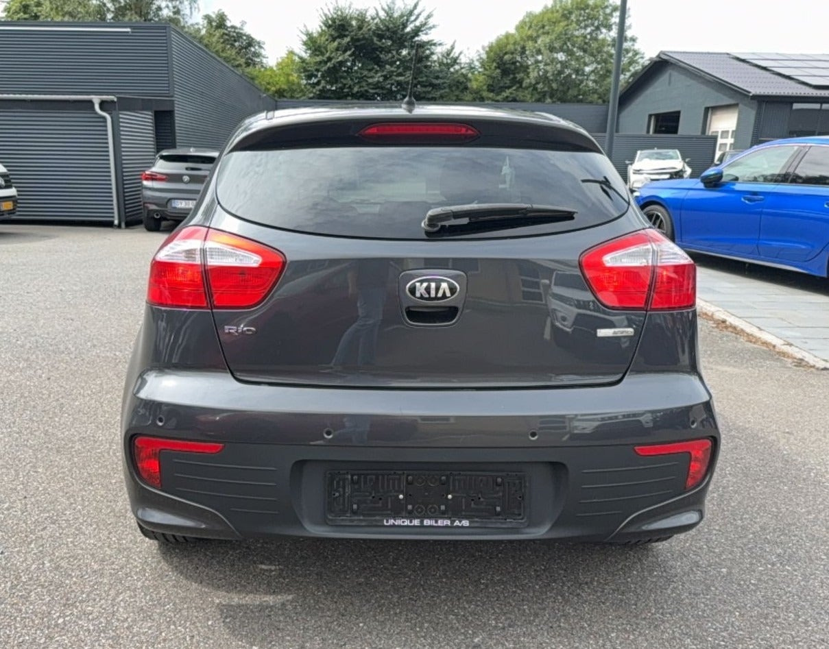 Grå Kia Rio fra 2015
