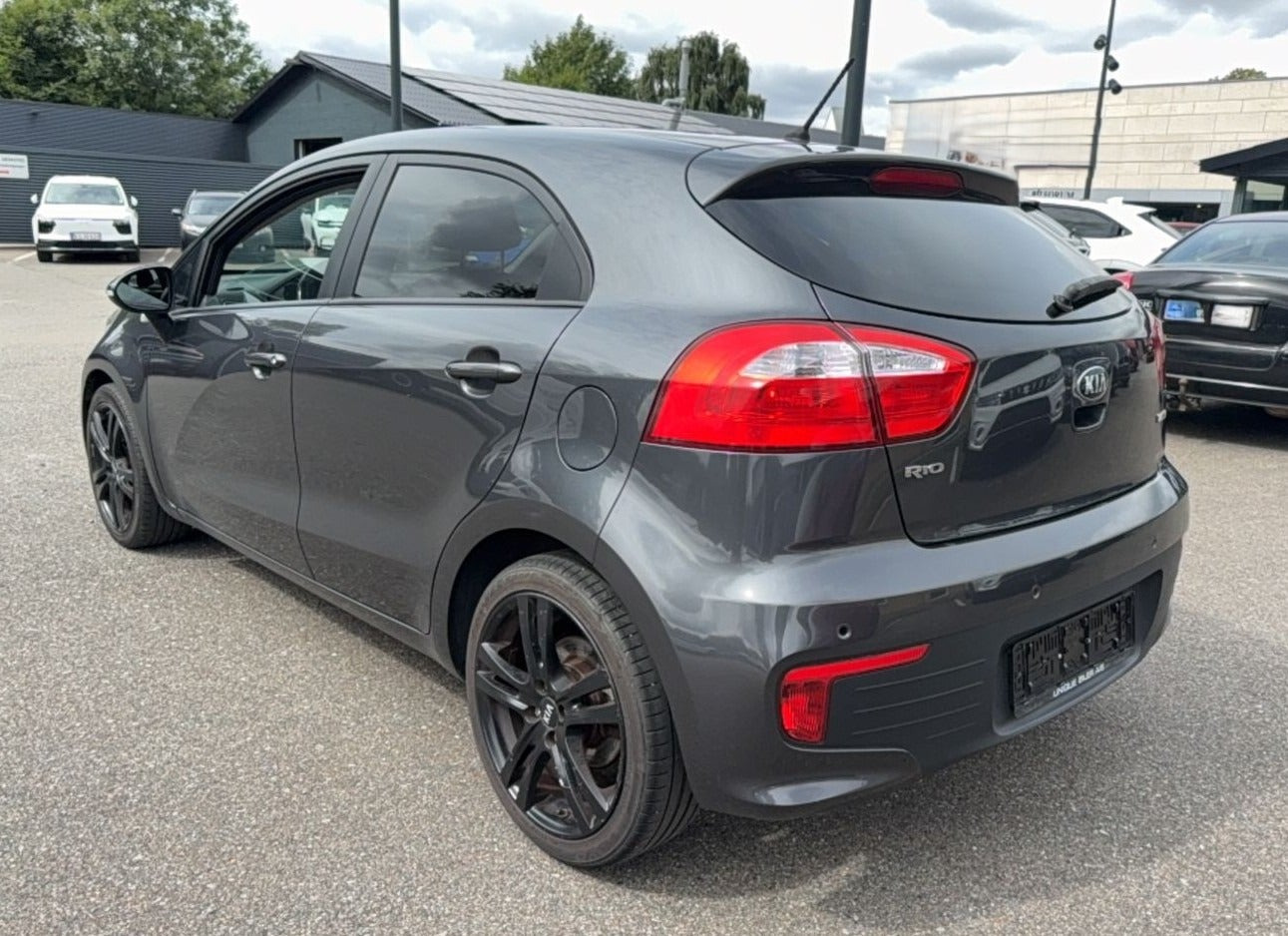 Grå Kia Rio fra 2015