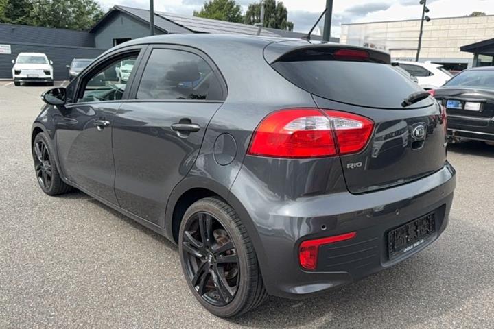 Grå Kia Rio fra 2015