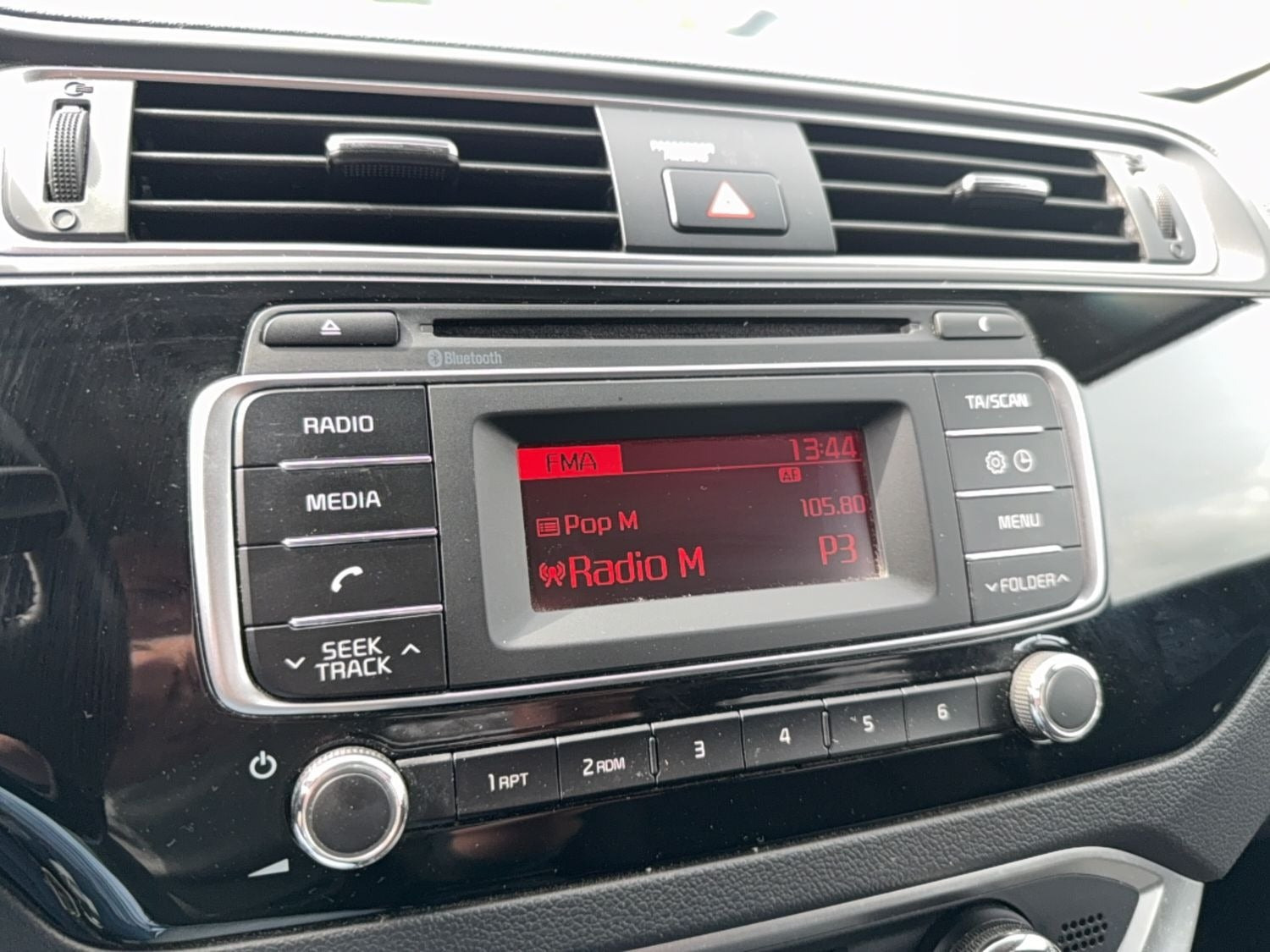 Grå Kia Rio fra 2015