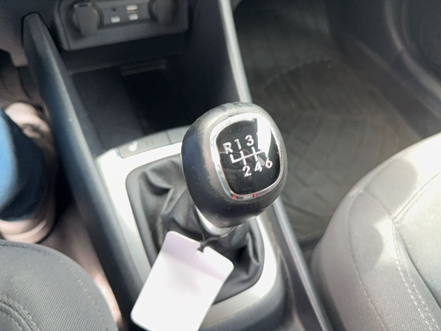 Grå Kia Rio fra 2015