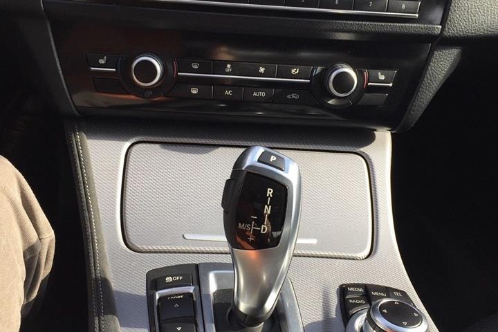 Sort BMW 5-Serie fra 2013