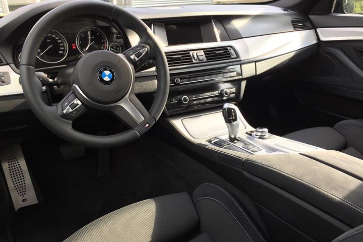 Sort BMW 5-Serie fra 2013