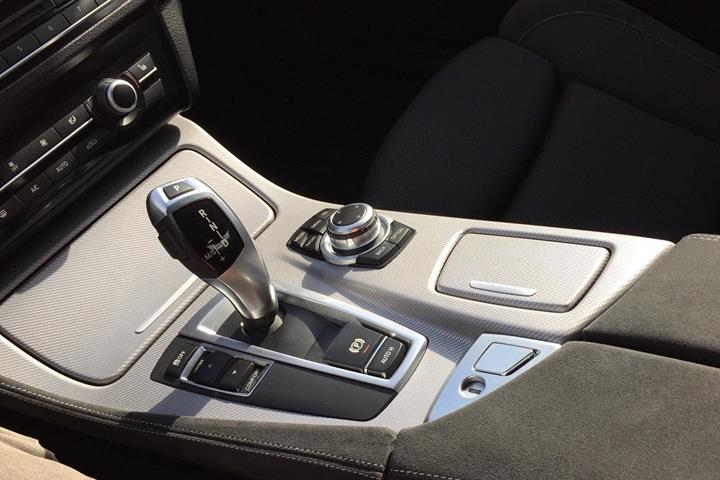 Sort BMW 5-Serie fra 2013