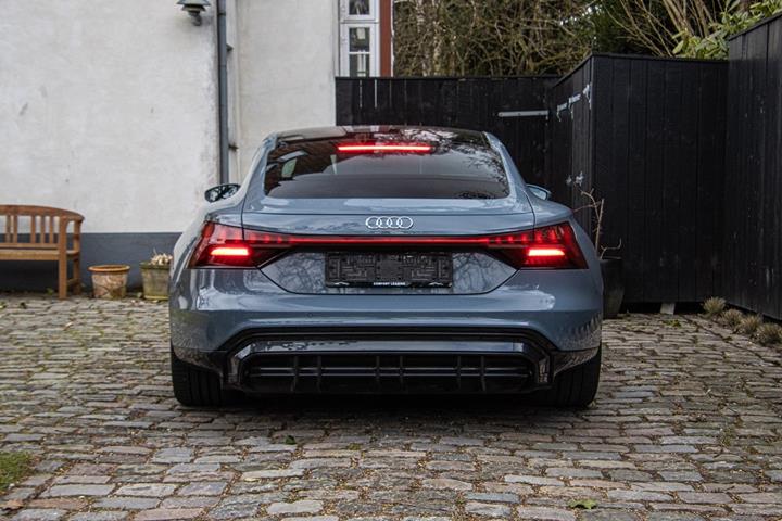 Grå Audi e-tron GT fra 2021