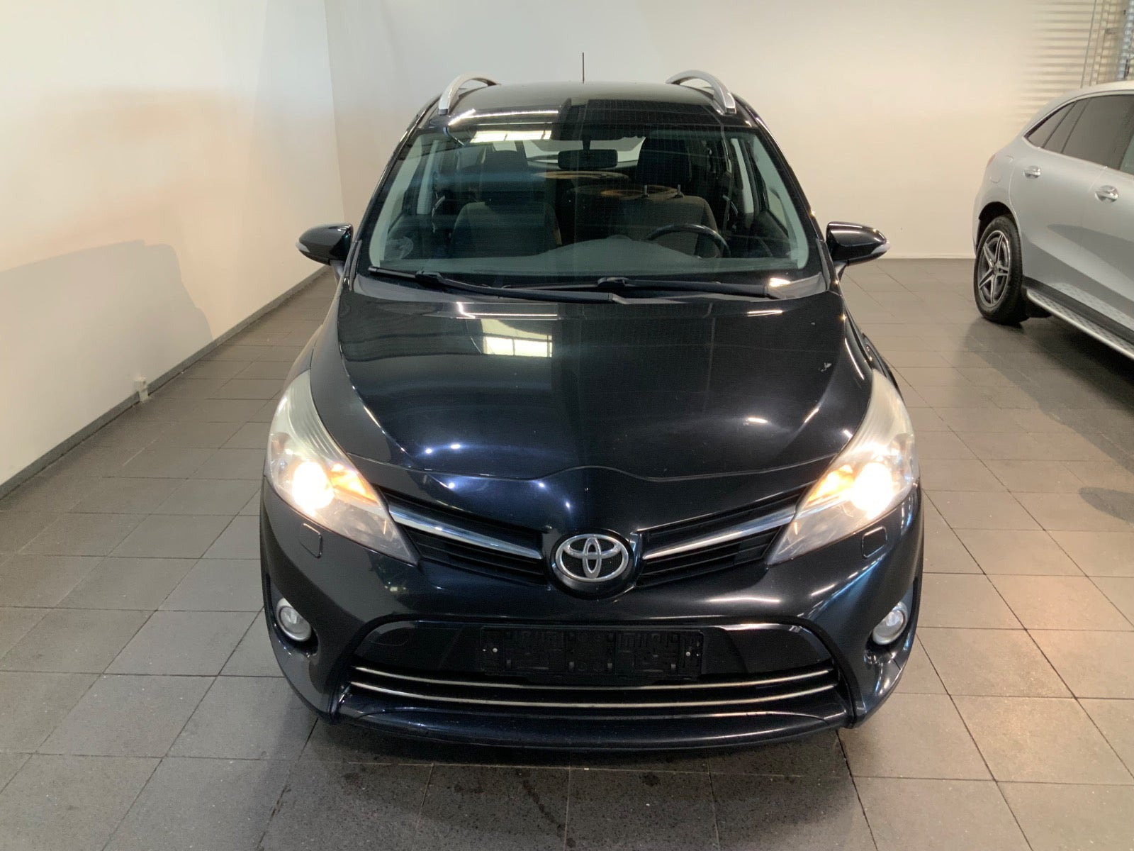 Sort Toyota Verso fra 2014